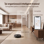 Aspirator robot D17S într-un living deschis, cu harta camerelor proiectată și traseul afișat în aplicația de pe telefon