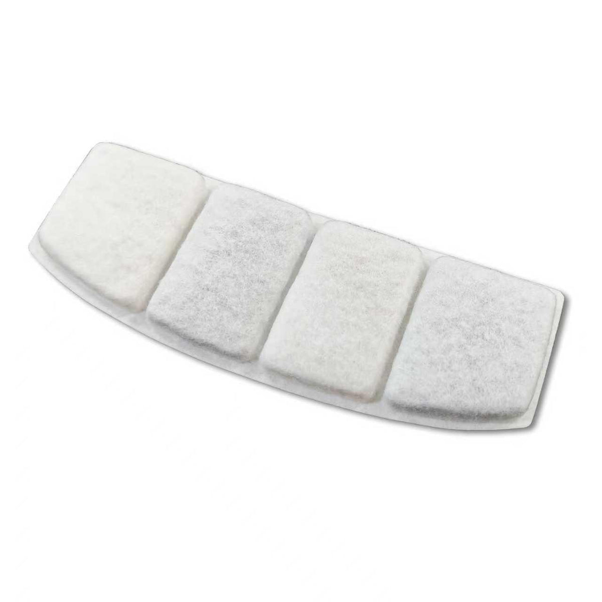 Filtru de schimb alb pentru fântâna de apă PCW1, văzut în unghi, cu 4 pernuțe din bumbac filtrant pe o tăviță curbată