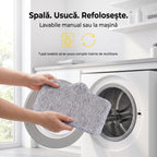 Mâini care pun o lavetă mop gri pentru SC-06 în mașina de spălat rufe