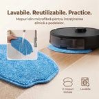 Mop albastru din microfibră clătit sub robinet și montat sub aspiratorul robot T13S, pe parchet