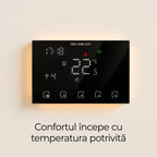 Panoul tactil negru al termostatului BHT-8000RF pe un perete bej, afișând ora și 22 °C
